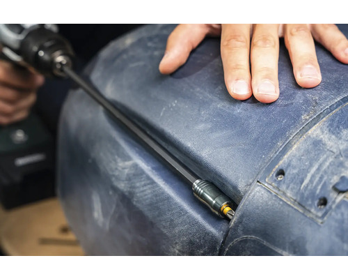 Eine Person bohrt mit einem Akkubohrer in ein Werkstück.