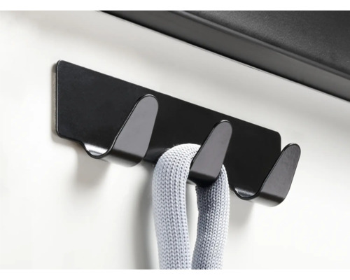 Wandgarderobe mit drei Haken und Schal