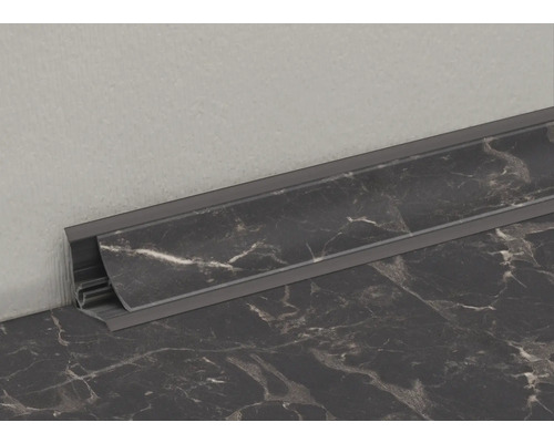 Sockelleiste mit Marmordekor an Wand und Boden