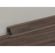 Plinthe en bois fixée à un mur