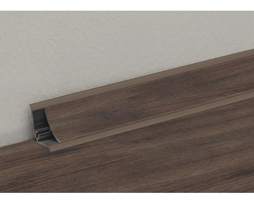 Plinthe en bois fixée à un mur
