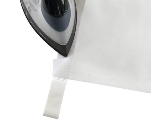 Bügeleisen bügelt Saum eines Vorhangs