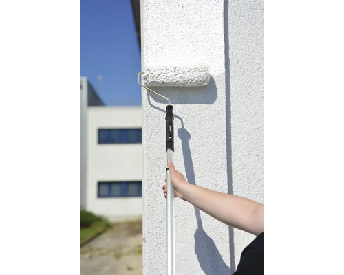 Peindre un mur avec un rouleau à peinture à manche télescopique