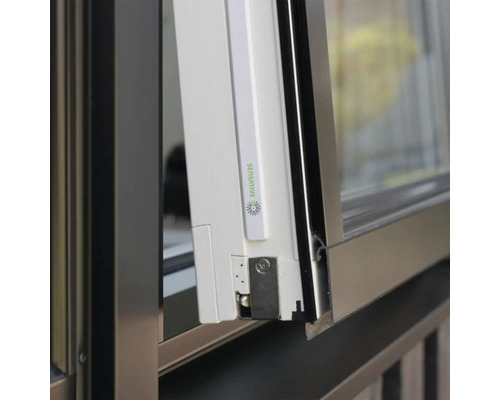 Detailansicht eines gekippten Fensters mit Fensterbeschlag