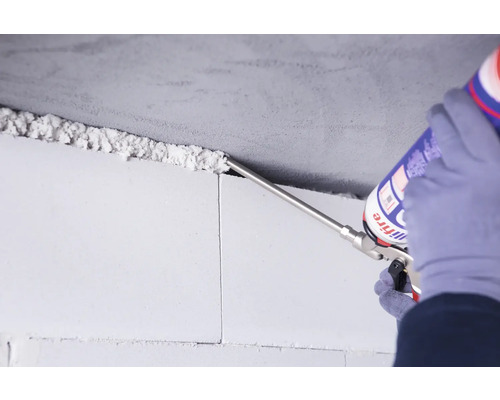 Schaumapplikator wird zur Abdichtung einer Wand verwendet