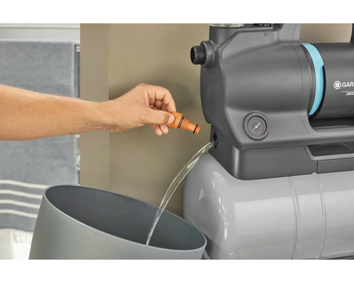 Pompe de jardin avec évacuation d''eau dans un seau