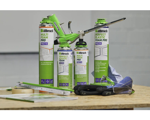 Plusieurs boîtes de mousse expansive Illbruck Pro FM210 et FM230, un pistolet à mousse, des gants et des lunettes de protection sur une table.