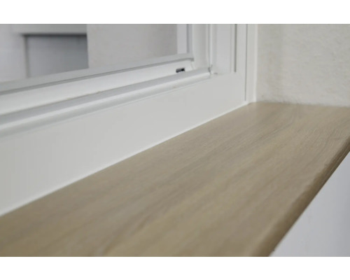 Gros plan d''un appui de fenêtre avec aspect bois