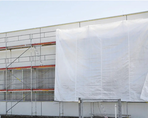 Baugerüst mit Schutzplane an einer Gebäudefassade