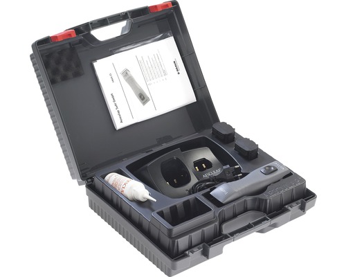 Akku-Schermaschine im geöffneten Aufbewahrungskoffer mit Zubehör