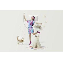 Scène avec une femme portant un masque de sommeil et un pyjama, tenant un aspirateur pour animaux de compagnie et entourée d''un chat et d''un chien.
