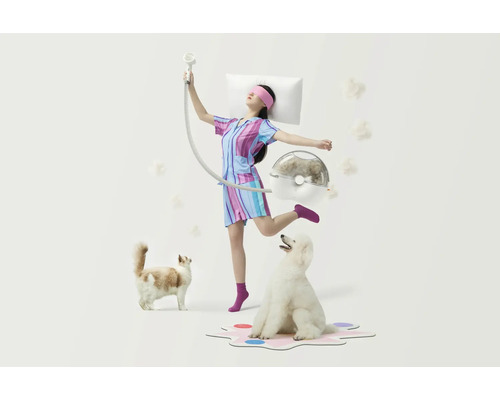 Scène avec une femme portant un masque de sommeil et un pyjama, tenant un aspirateur pour animaux de compagnie et entourée d''un chat et d''un chien.