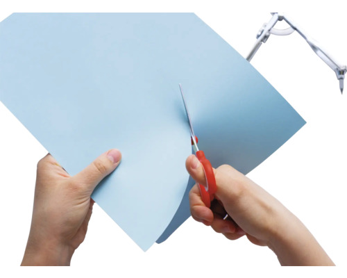 Hände schneiden Papier mit einer Schere