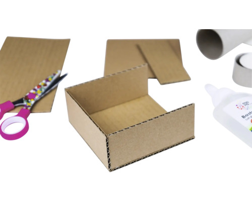 Bastelset mit Karton, Schere und Kleber