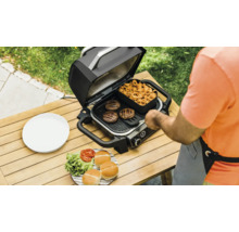 Gril électrique avec hamburgers, frites et petits pains sur une table en bois