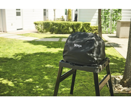 Ninja Grill mit Abdeckung auf einem Rasen