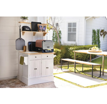 Aussenküche mit Grill, Kochutensilien und Gartentischgruppe