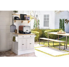 Szene mit einem Ninja Toaster auf einem weißen Küchentisch im Freien mit Gartentisch und Gartenbank