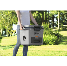 Frau trägt Ninja Kühlbox mit 30 Liter Fassungsvermögen im Freien