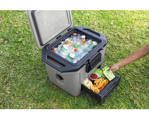 Gefüllte Kühlbox mit Schublade für Lebensmittel und Getränke