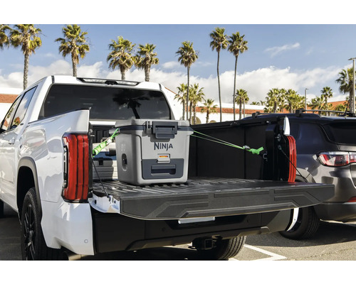 Ninja Kühlbox mit Gurten auf einer Ladefläche eines Lastwagens