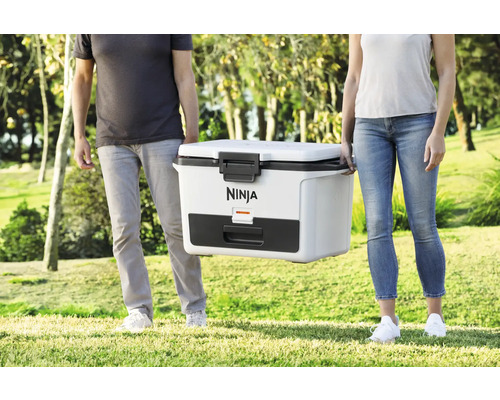 Personen tragen eine Kühlbox der Marke Ninja im Freien.