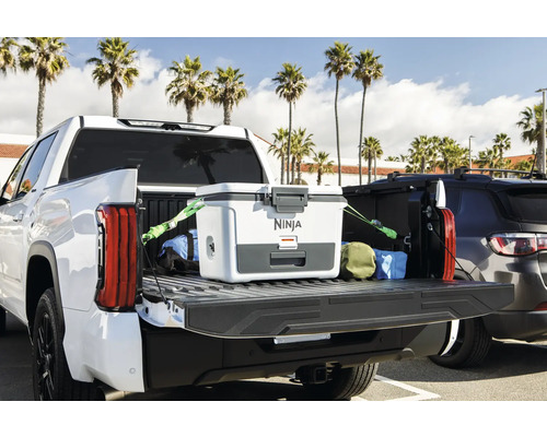 Ein Kühlbehälter der Marke Ninja ist auf der Ladefläche eines Pickups befestigt.