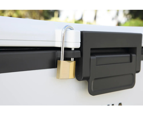 Detailaufnahme eines abschließbaren Kastens mit Vorhängeschloss.