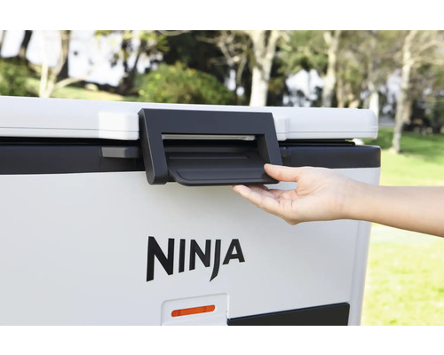 Person öffnet tragbare Kühlbox der Marke Ninja.