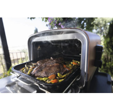 Four à air chaud Ninja avec viande et légumes sur une plaque de cuisson