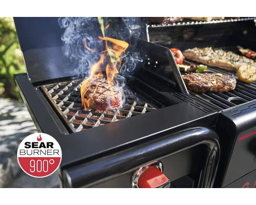 Gril à gaz avec brûleur Sear en marche, steak sur la grille