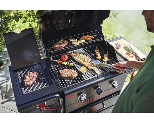 Barbecue hybride gaz-charbon de bois avec des aliments en plein air.