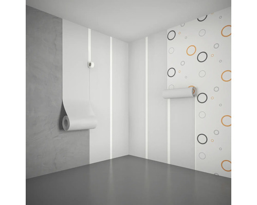 Raumansicht mit Mustertapeten an den Wänden