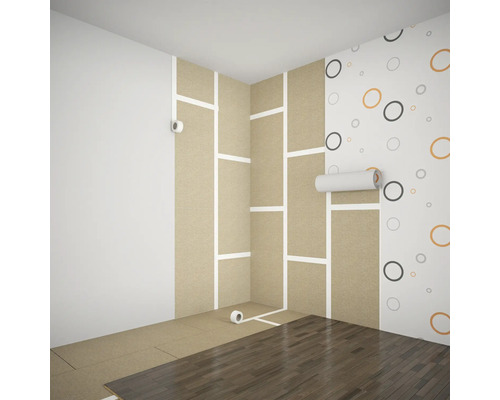 Raum mit vorbereiteten Wänden zum Tapezieren und neuem Holzboden