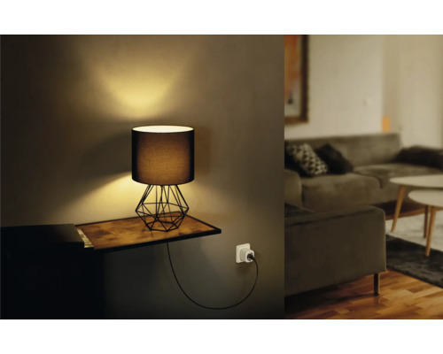 Lampe de table décorative avec structure géométrique et abat-jour en tissu sur une étagère