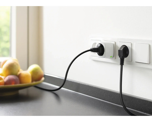 Prises électriques avec câbles d''alimentation branchés sur un mur de cuisine