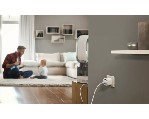 Intérieur avec purificateur d''air, prise électrique et famille