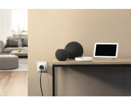 Haut-parleurs intelligents et écran intelligent sur une table dans un salon.