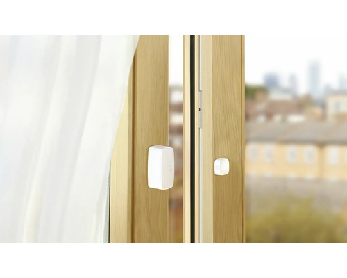 Fenster mit installiertem Öffnungsmelder zur Sicherheit