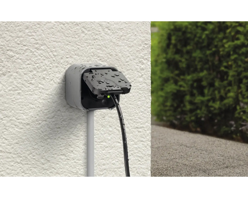 Elektroauto Ladestation mit Kabel an Hauswand