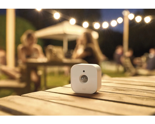 Eve Bewegungsmelder auf einem Holztisch im Freien