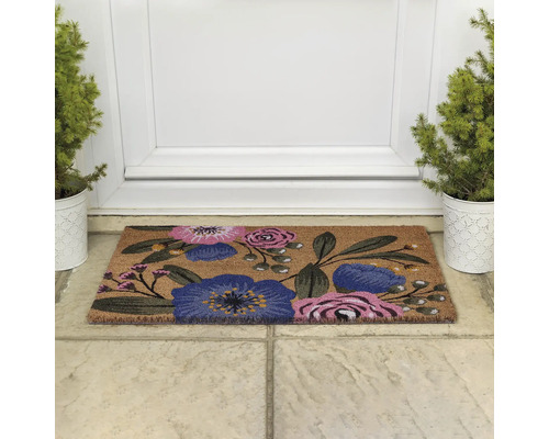 Fußmatte mit Blumenmuster vor einer Haustür