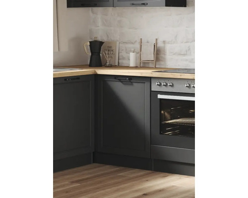 Coin cuisine avec armoires grises, plan de travail en bois et cuisinière électrique