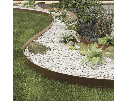 Gartenszene mit Rasenfläche, Kiesweg und flexibler Rasenkante zur Gestaltung von Gartenwegen