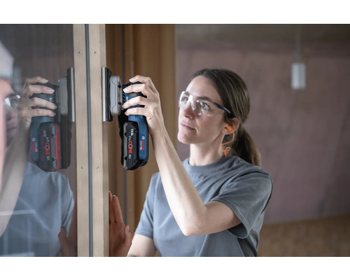 Femme ponçant du bois avec une ponceuse multifonction sans fil Bosch