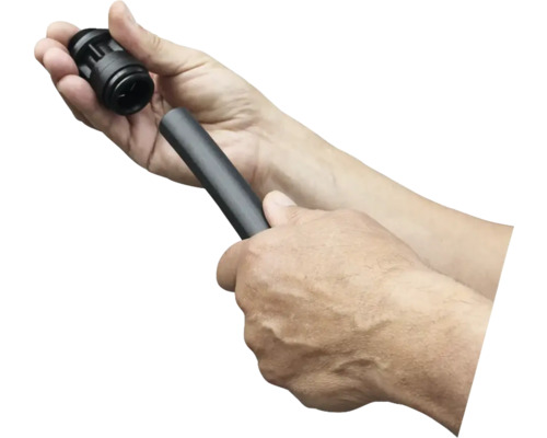 Les mains tiennent un tuyau et un raccord de tuyau