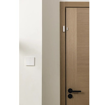 Un cadre de porte en bois avec un capteur et un interrupteur