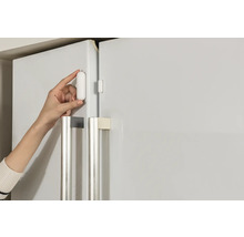 Installation d''un détecteur de porte et de fenêtre sur un réfrigérateur.