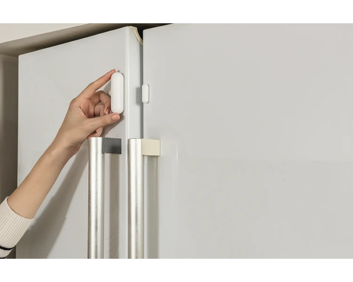 Installation eines Tür- und Fenstersensors an einem Kühlschrank.