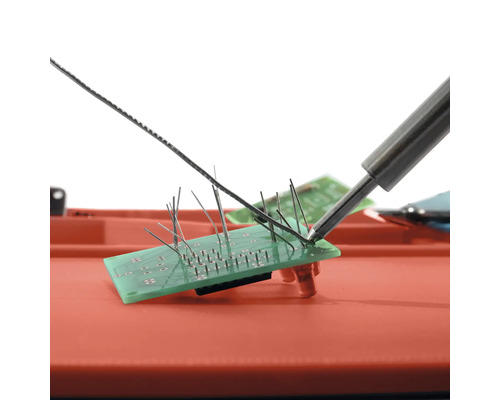 Fer à souder soudant un circuit imprimé